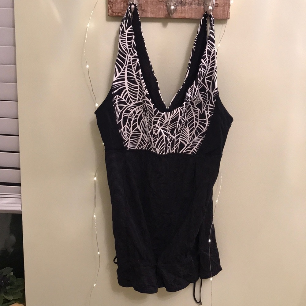 Lululemon work out tank with leaf pattern